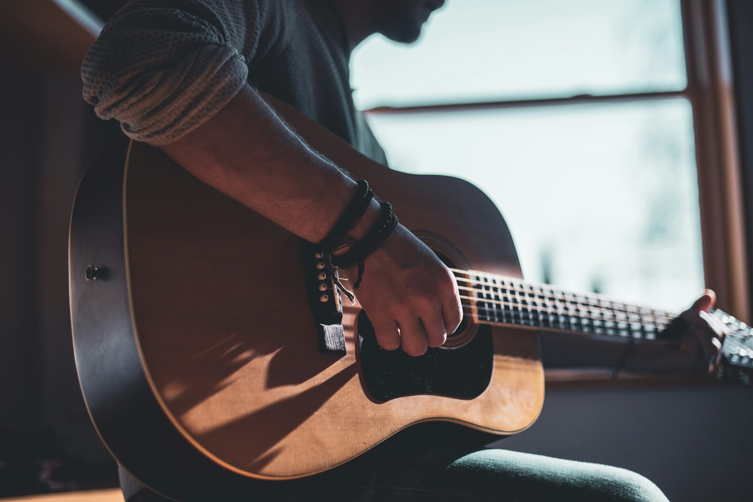 “Mastering Fingerpicking: A Beginner’s Guide to Beautiful Guitar Melodies”